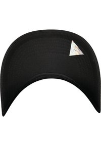 Cappellino nero con visiera curvata, realizzato in tessuto testurizzato. Presenta un logo olografico triangolare sul lato interno della visiera.