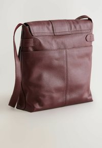 Borsa a tracolla in pelle borgogna con una texture liscia, forma strutturata, tracolla regolabile e patta pieghevole con dettagli cuciti.