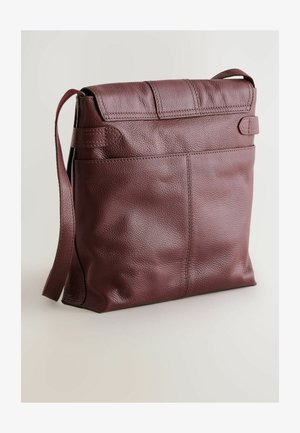 Geantă de umăr din piele burgundy, cu o textură netedă, formă structurată, curea ajustabilă și un capac pliabil cu accente cusute.