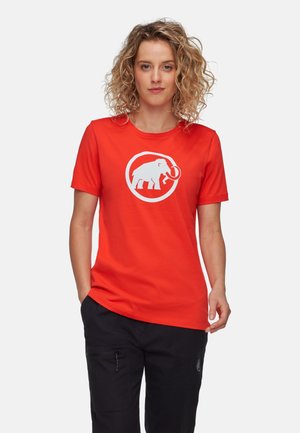 Rød bomulds T-shirt med et hvidt elefantgrafik inden for et cirkulært design. Korte ærmer og rund halsudskæring. Sorte bukser.