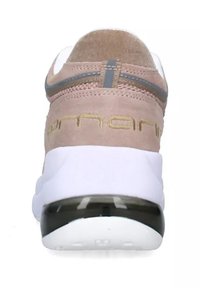 Sneaker in suede rosa con suola bianca, caratterizzata da un colletto imbottito, sottili accenti grigi e branding dorato sul tallone.