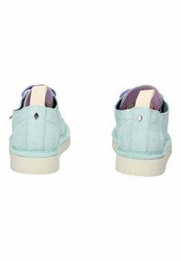 Scarpe slip-on in suede blu chiaro con un accento beige sul tallone e fodera viola, dotate di una suola testurizzata e dettagli di cucitura in vista.