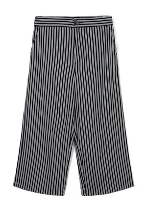 Czarno-białe w paski culottes z dopasowanym pasem, z przodu na guziki i dwiema bocznymi kieszeniami. Materiał wydaje się gładki i lekki.