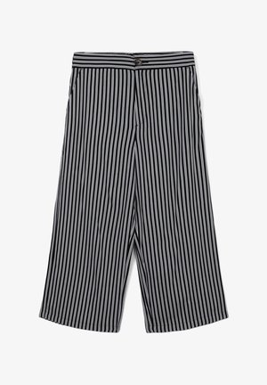 Czarno-białe w paski culottes z dopasowanym pasem, z przodu na guziki i dwiema bocznymi kieszeniami. Materiał wydaje się gładki i lekki.