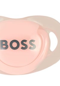 Ροζ σιλικόνη πιπίλα με στρογγυλή μορφή και διαφανή χερούλι, που διαθέτει έναν έντονο μαύρο λογότυπο "BOSS" μπροστά.