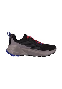 Czarno-szare buty sportowe z teksturowaną cholewką, czerwono-niebieskimi sznurówkami, grubą podeszwą i bieżnikowanym spodem zapewniającym przyczepność.