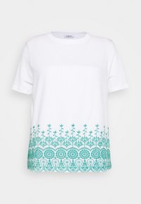 Valkoinen puuvillainen t-paita, jossa turkoosit kukkaistikkaukset helman kohdalla, klassinen pyöreä pääntie ja lyhyet hihat.