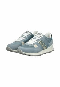 Baskets bleu clair en matières suédées et en mesh, avec des lacets blancs et des accents beiges. Elles présentent une semelle texturée et un logo sur le côté.