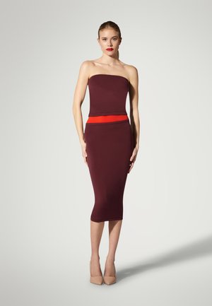 Bordeaux strapless midi-jurk met een getailleerd ontwerp en een rode accent tailleband. Gestructureerde stof en een silhouet tot de knie.