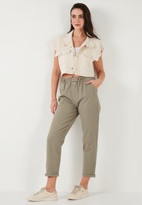 LELA REGULAR FIT - Püksid - light khaki