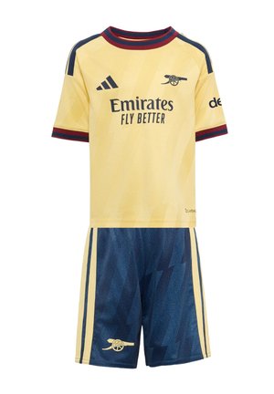 Żółty i granatowy strój piłkarski Arsenalu z logo sponsora Emirates, logo Adidas oraz emblematem klubowego działa na koszulce i spodenkach.