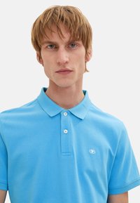 TOM TAILOR BASIC WITH CONTRAST - Poloshirts - hellblau