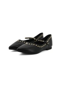 Ballerine in pelle nera con punta affusolata, decorate con borchie dorate lungo i bordi e due cinturini trasversali. Tacco piatto.