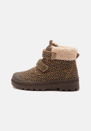 Brauner Kinderknöchelstiefel mit schwarzen Flecken, Fleece-Futter, zwei Klettverschlüssen und einer dicken Gummisohle.