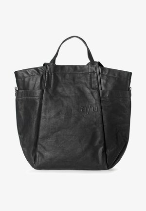 Borsa a spalla nera realizzata in materiale opaco, con due manici, molteplici tasche esterne e logo impresso in modo discreto. Forma rettangolare con design strutturato.