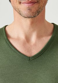 Damart COL V MANCHES COURTES THERMOLACTYL - Camiseta interior - kaki