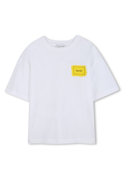 Wit T-shirt met korte mouwen met een vierkante gele patch met zwarte omlijning, met een gestikt ontwerp. Zachte katoenen stof.