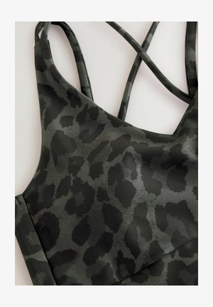 Tmavozelený top s leopardím vzorom a prekríženými ramienkami, vystavený na neutrálnom pozadí.