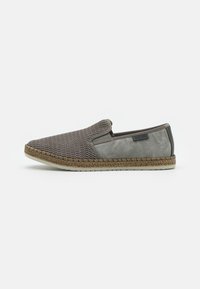 Grauer Slipper mit Obermaterial aus Mesh-Stoff, strukturierten Akzenten und gewebtem Jute-Zwischenboden. Verfügt über eine flexible Gummisohle und ein Markenlogo.