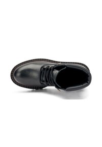 Stivaletto in pelle nera con punta tonda, collare imbottito, occhielli in metallo e lacci neri. Presenta una suola in gomma testurizzata con accentuazioni marroni.