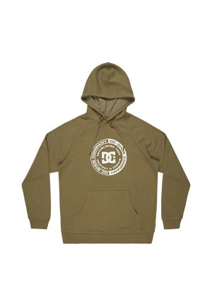 Olijfgroene hoodie gemaakt van zacht materiaal; heeft een kangoeroezak en een groot wit grafisch logo in het midden.