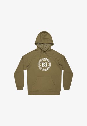 Olivgrüner Kapuzenpullover aus weichem Stoff; mit einer Kängurutasche und einem großen weißen Grafiklogo in der Mitte.