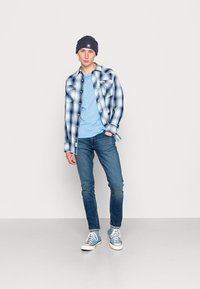 Wrangler LARSTON - Calças de ganga justas - visual blue