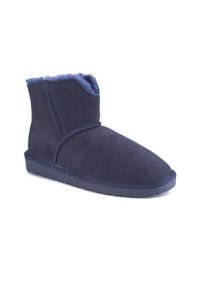 Botines de ante azul marino con un suave forro de piel sintética, punta redondeada, suela plana y un detalle de costura mínima.