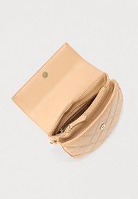 Portofel bej din piele ecologică matlasată, cu închidere cu capsa, compartimente interioare și buzunar cu fermoar. Textură netedă și accente din metal auriu.