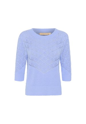 Suéter azul claro con un patrón de encaje en forma de diamante, cuello y puños de manga acanalados, y mangas de tres cuartos. Textura de punto suave.