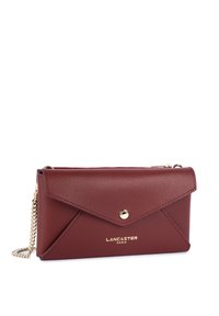Clutch in pelle borgogna con design a busta, hardware dorato, chiusura frontale a scatto e tracolla a catena. Logo "LANCASTER PARIS" in oro.