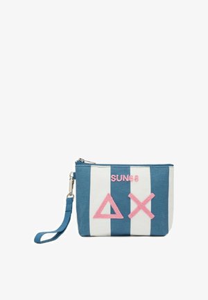 Pochette a strisce blu e bianche realizzata in tessuto, con chiusura a zip, un manico da polso e lettere e simboli ricamati in rosa.