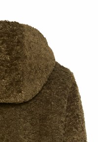 Bruine, gestructureerde fleece stof met een zachte, fuzzy oppervlakte. Bevat een ronde capuchon en een ontwerp met hoge kraag.