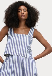 Gestreepte crop top met een vierkante halslijn, gemaakt van lichtgewicht stof in blauwe en witte verticale strepen, met brede schouderbanden.