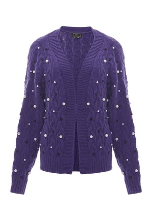 Lilla strikket cardigan med en kabelmønster, prydet med hvide og sorte perler, åben front, ribbede manchetter og kant.