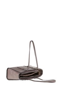 Sac à main en cuir gris avec un design structuré, doté d'une bandoulière longue, de deux compartiments intérieurs et de matériel décoratif.