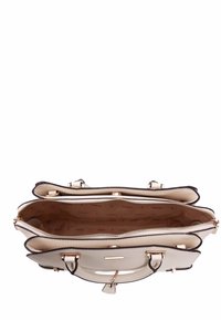 Borsa strutturata beige con accenti marrone scuro, doppi manici superiori, due scomparti con zip e un interno a motivo con brand.