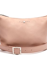 Borsa a tracolla rosa in pelle con superficie texture, accentata da una stella argentata e cintura regolabile con fibbia metallica rettangolare.