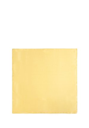 Foulard quadrato in seta giallo chiaro uniforme con texture liscia e riflesso sottile, mostrato disteso su sfondo bianco.
