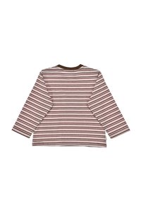 Langärmliges Shirt in hellrosa mit horizontalen braunen Streifen. Verfügt über einen runden braunen Ausschnitt und seitliche Schlitze am Saum. Weiche Textur.