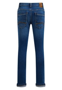 Jeans de mezclilla azul con una forma ajustada, cinco bolsillos y puños remangados. La cinturilla presenta una etiqueta marrón para la marca.