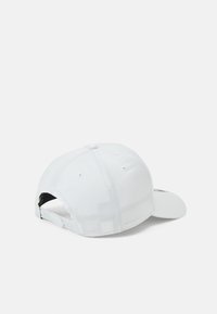 Cappellino bianco con visiera curva, cinturino regolabile sul retro, occhielli ricamati e un design solido senza motivi o accenti.