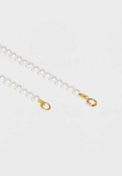 Μπούκλα λευκών μαργαριταριών με χρυσή αγκράφα αστακού και χρυσό δακτύλιο κλείστρου σε απλό λευκό φόντο.