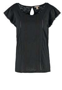 Czarny t-shirt z krótkim rękawem, z dekoltem w kształcie dziurki, pionowymi detalami z koronki oraz teksturowanym materiałem. Miękki, lekki materiał.