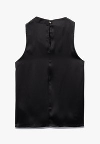 Top de satén negro sin mangas con una abertura en la espalda en forma de lágrima asegurada por dos pequeños botones en el cuello.