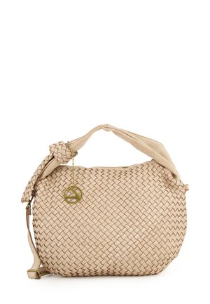 Beige geflochtene Ledertasche mit einem geknoteten Griff, glattem oberen Teil und einem Charm aus goldfarbenem Metall. Sie hat eine abgerundete Form und eine strukturierte Oberfläche.