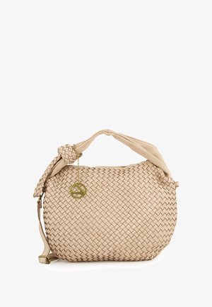 Sac à main en cuir tissé beige avec une poignée nouée, un dessus lisse et un charme en métal doré. Présente une forme arrondie et une surface texturée.