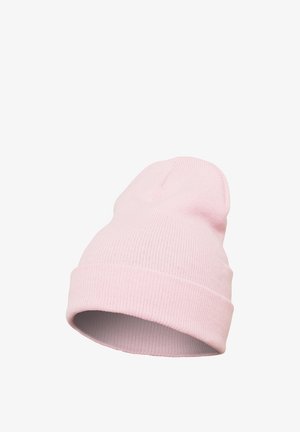 Rosa stickad mössa med ribbat mönster och uppvikt fåll. Den har ett mjukt tyg och en enkel, strömlinjeformad design.