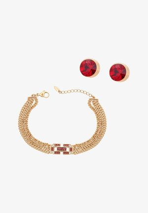 Bracciale a catena d'oro con chiusura rettangolare in gemme rosse e bianche, abbinato a orecchini a perno con gemma rossa rotonda.