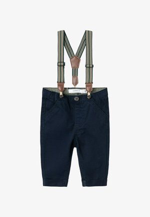 Pantaloni blu navy con dettagli in pelle marrone e bretelle a righe verdi, dotati di tasche frontali e orlo arrotolato.